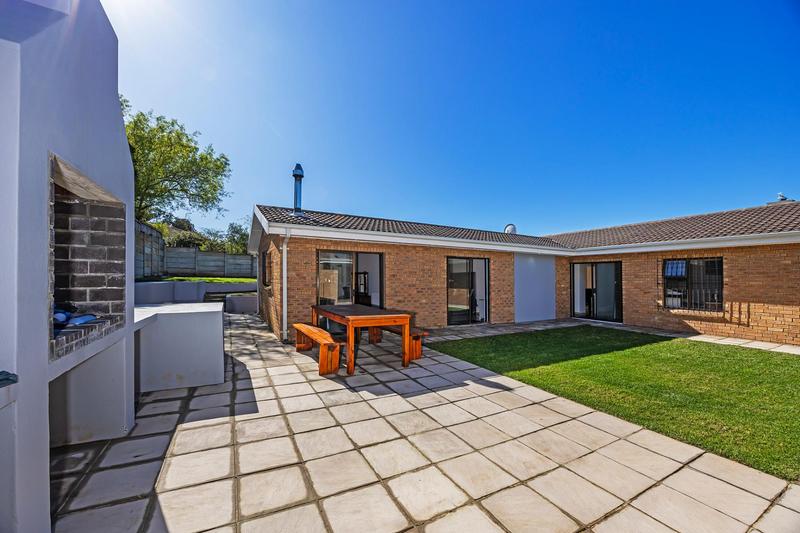 5 Bedroom Property for Sale in Bergsig Western Cape